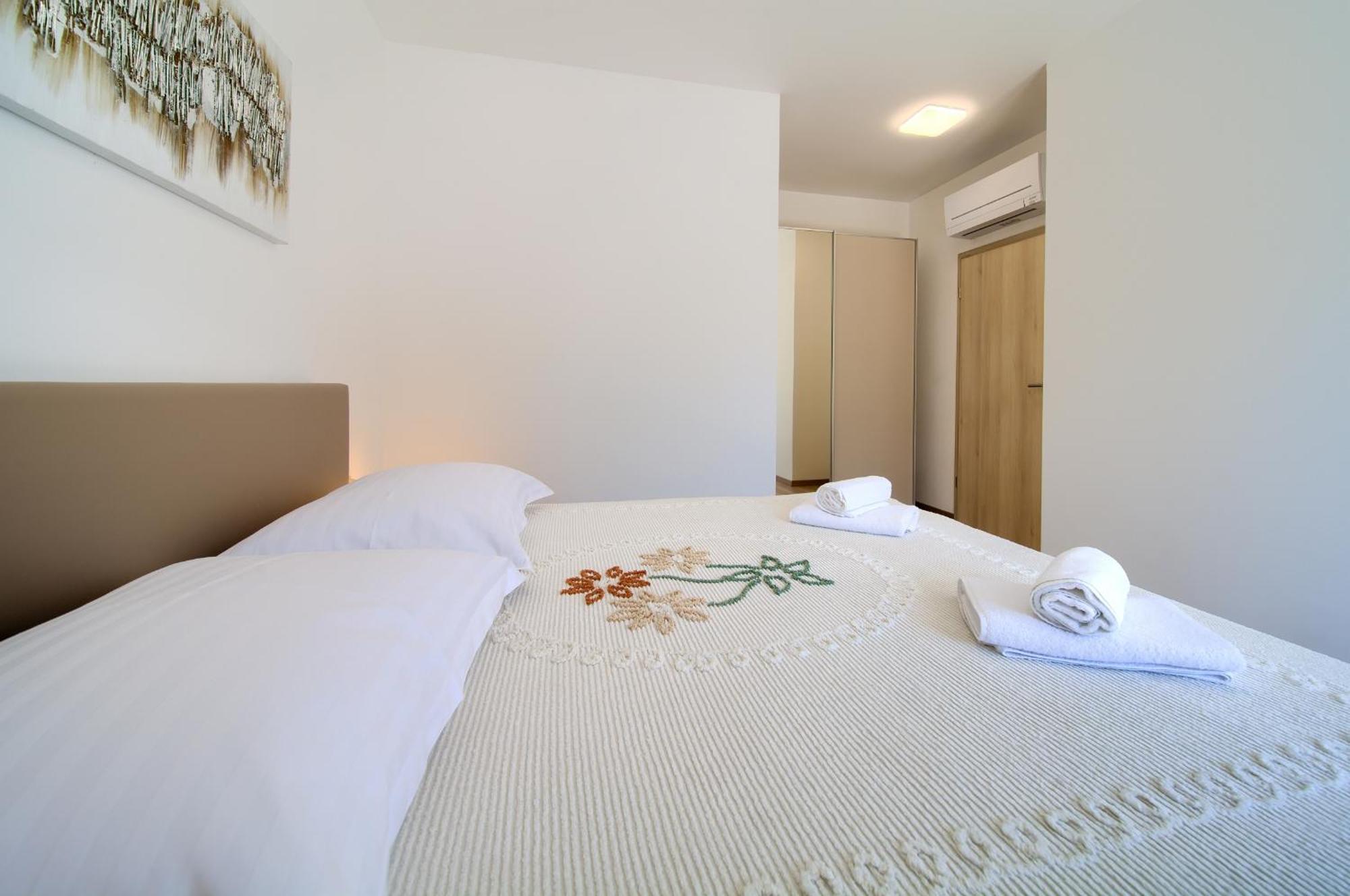 Apartments Paola & Karla With Pool Krk Town Δωμάτιο φωτογραφία